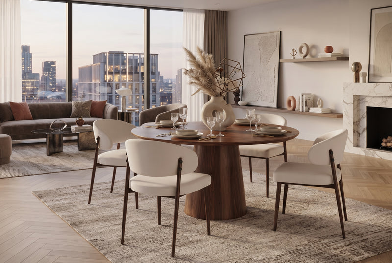 Winford — Chaise en velours beige, piètement effet noyer en situation