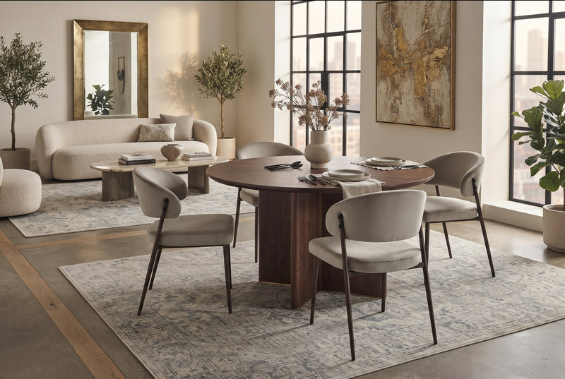 Winford — Chaise en velours taupe, piètement effet noyer en situation