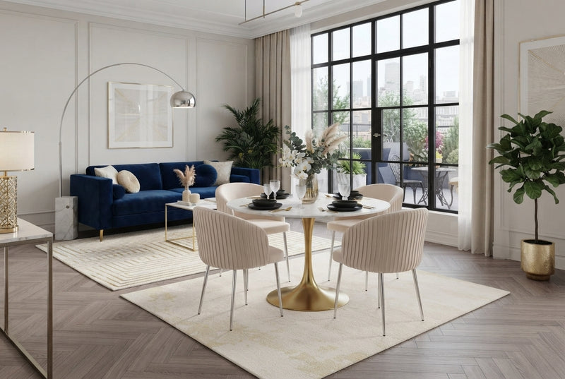 Wolvercote — Chaise avec accoudoirs en simili cuir beige, piètement chromé en situation