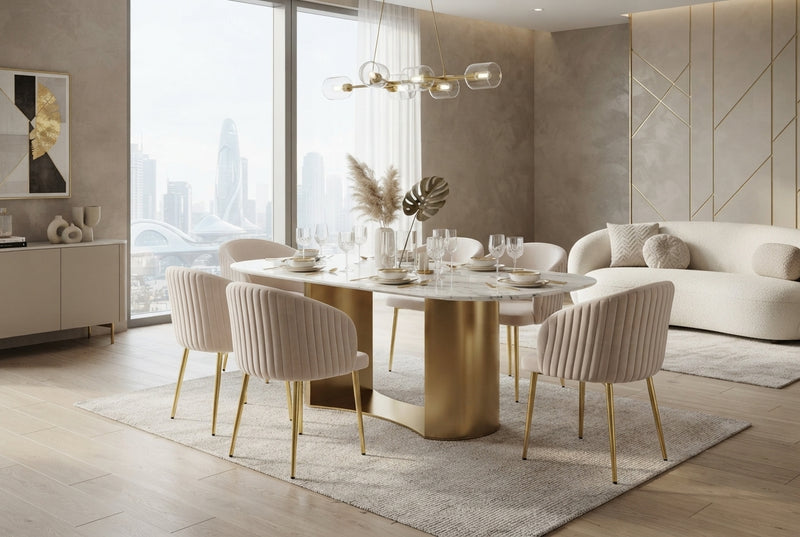 Wolvercote — Chaise avec accoudoirs en simili cuir beige, piètement gold en situation