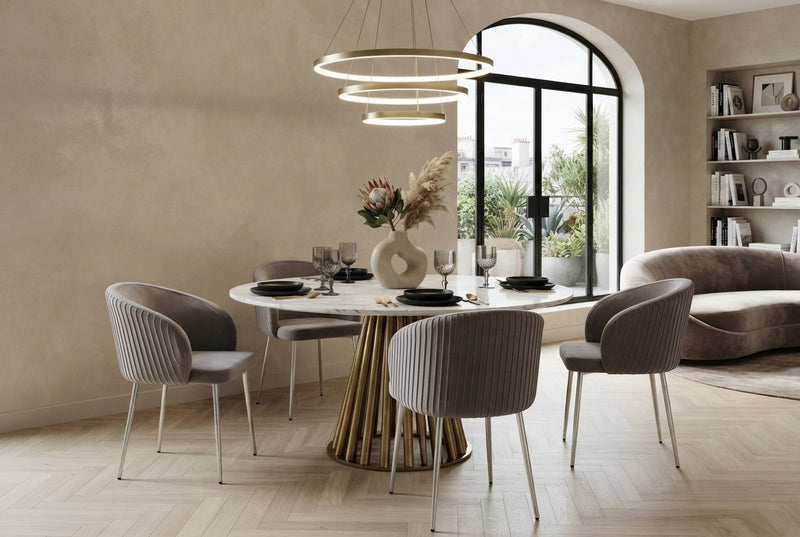 Wolvercote — Chaise avec accoudoirs en simili cuir gris, piètement chromé en situation
