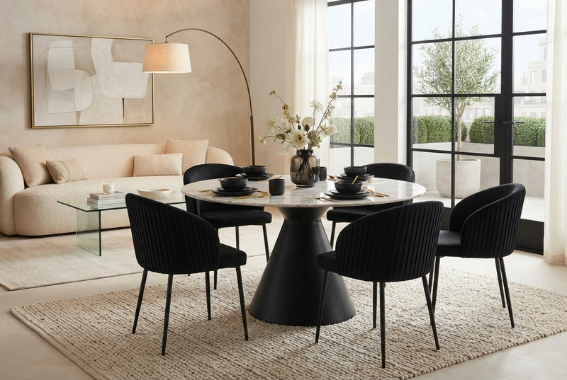 Wolvercote — Chaise avec accoudoirs en simili cuir noir, piètement métal noir en situation
