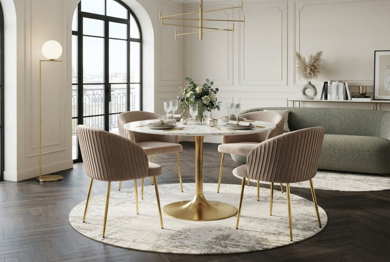 Wolvercote — Chaise avec accoudoirs en simili cuir taupe, piètement gold en situation